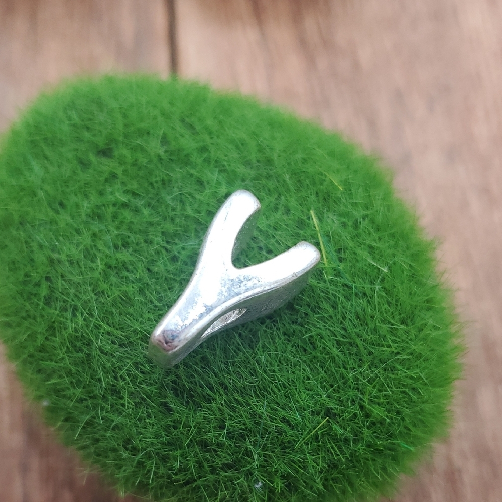 Silver Wishbone Charm‎ P339